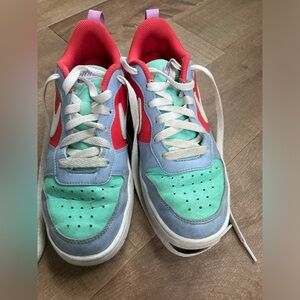 Nike sneakers size 5.5 youth